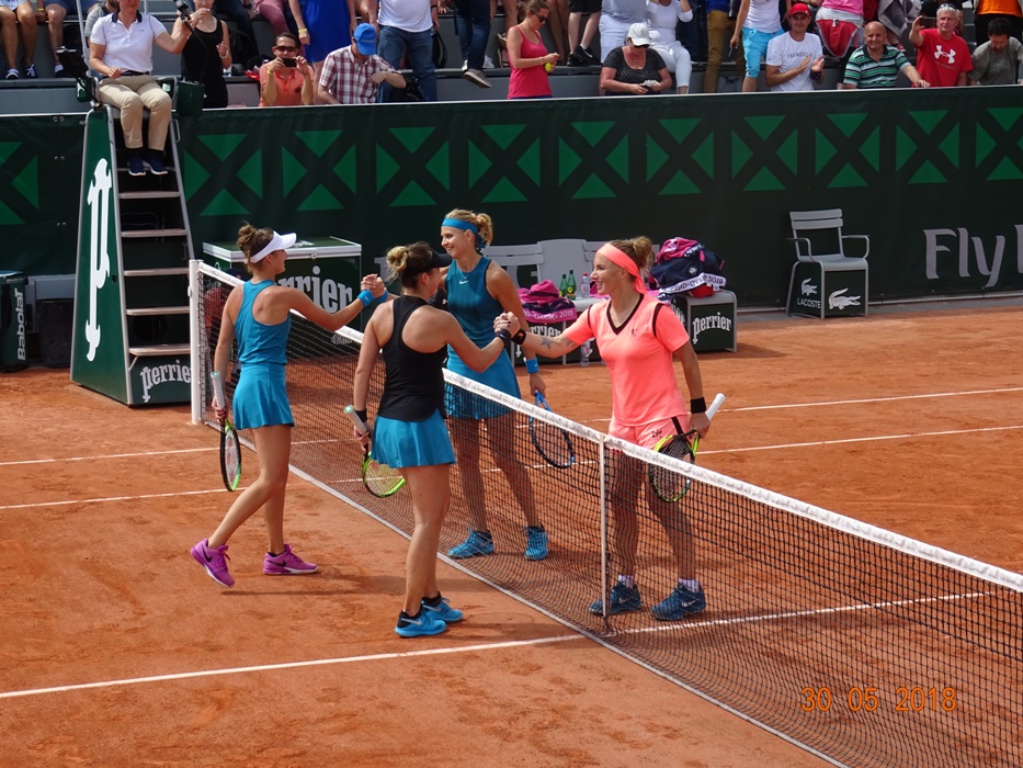 Paříž 30.5.2018 - deblový souboj Šafářové s Kuzněcovovou proti Vondroušové a Bencicové