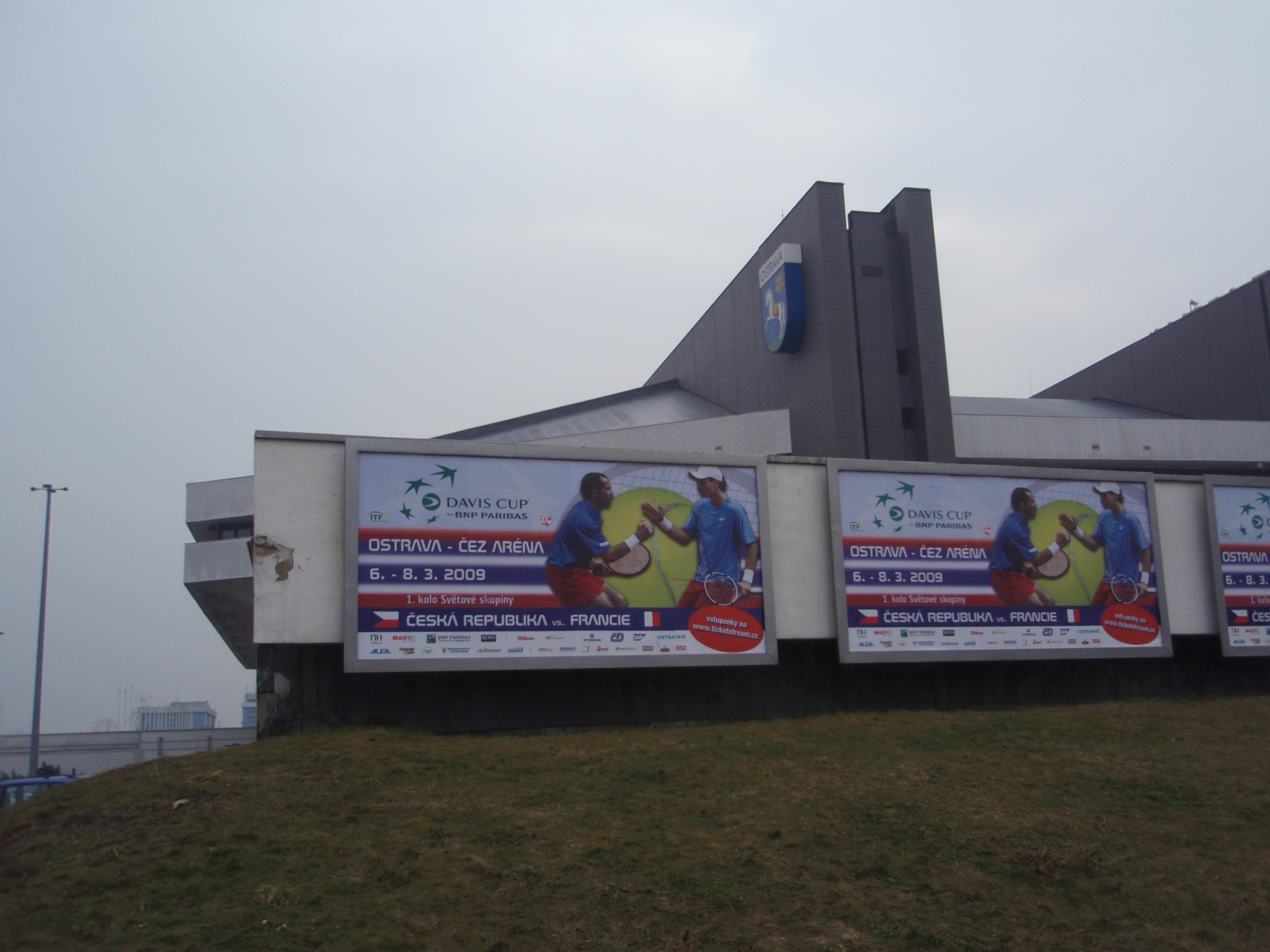 2009 - ČEZ Aréna v Ostravě zvenku.jpg