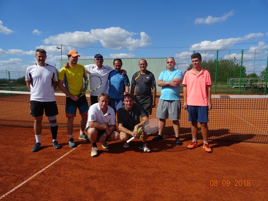 CHLC 2018 - společná fotka účastníků turnaje ve dvouhře