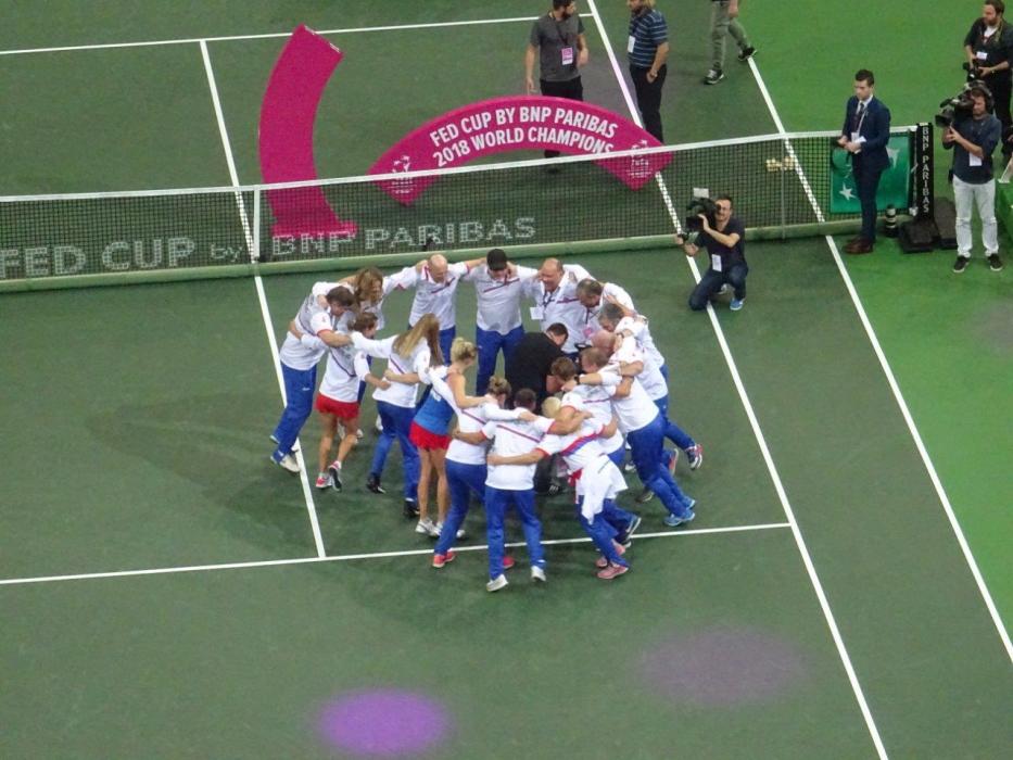 Fed Cup ČR - USA 2018 - vítězný rituál českého týmu