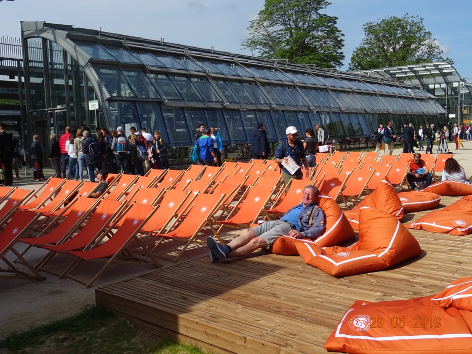 Paříž 29.5.2019 - chvíle odpočinku na lehátku před kurtem č. 1