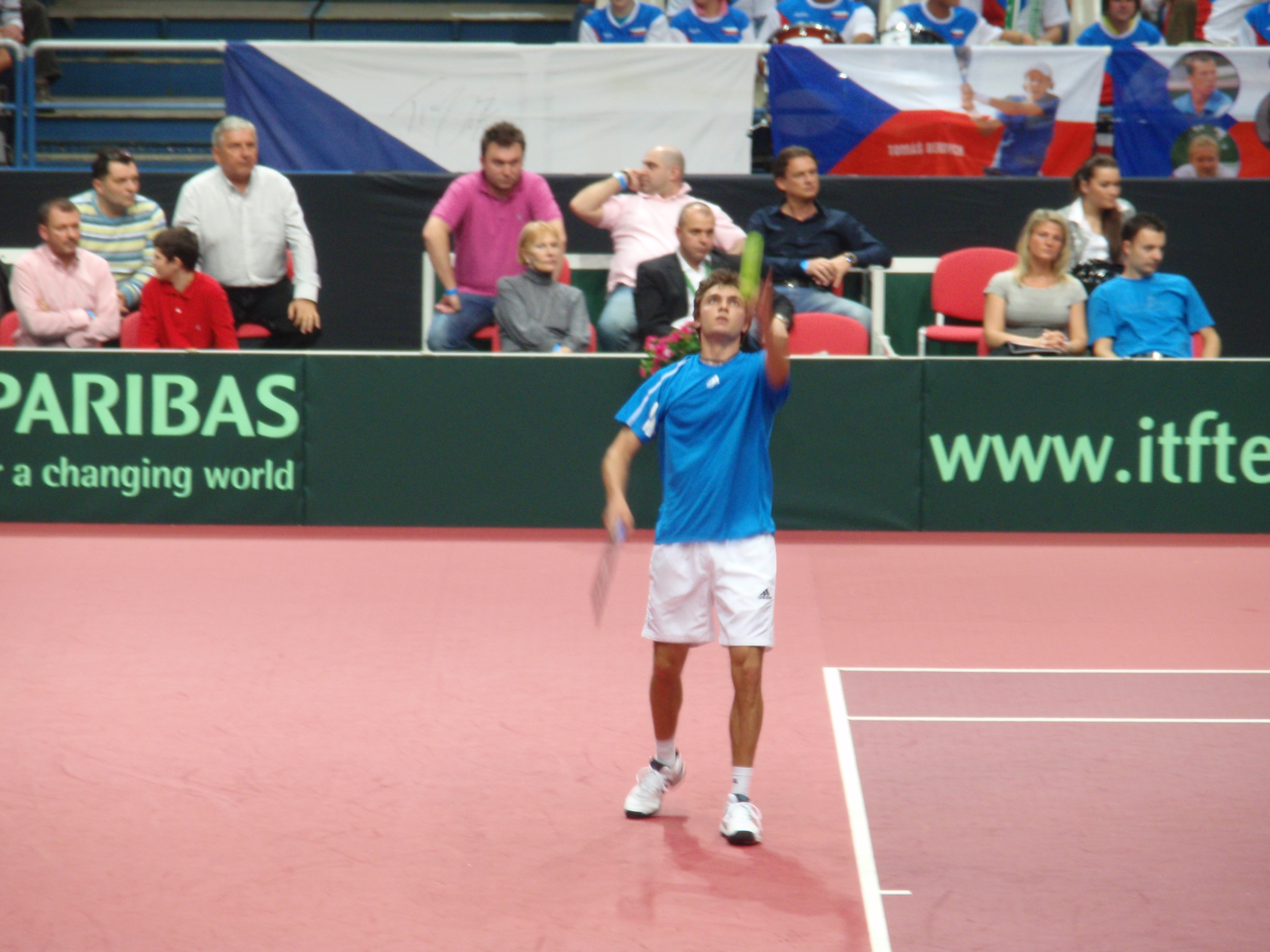 2009 - Giles Simon při nadhozu.JPG