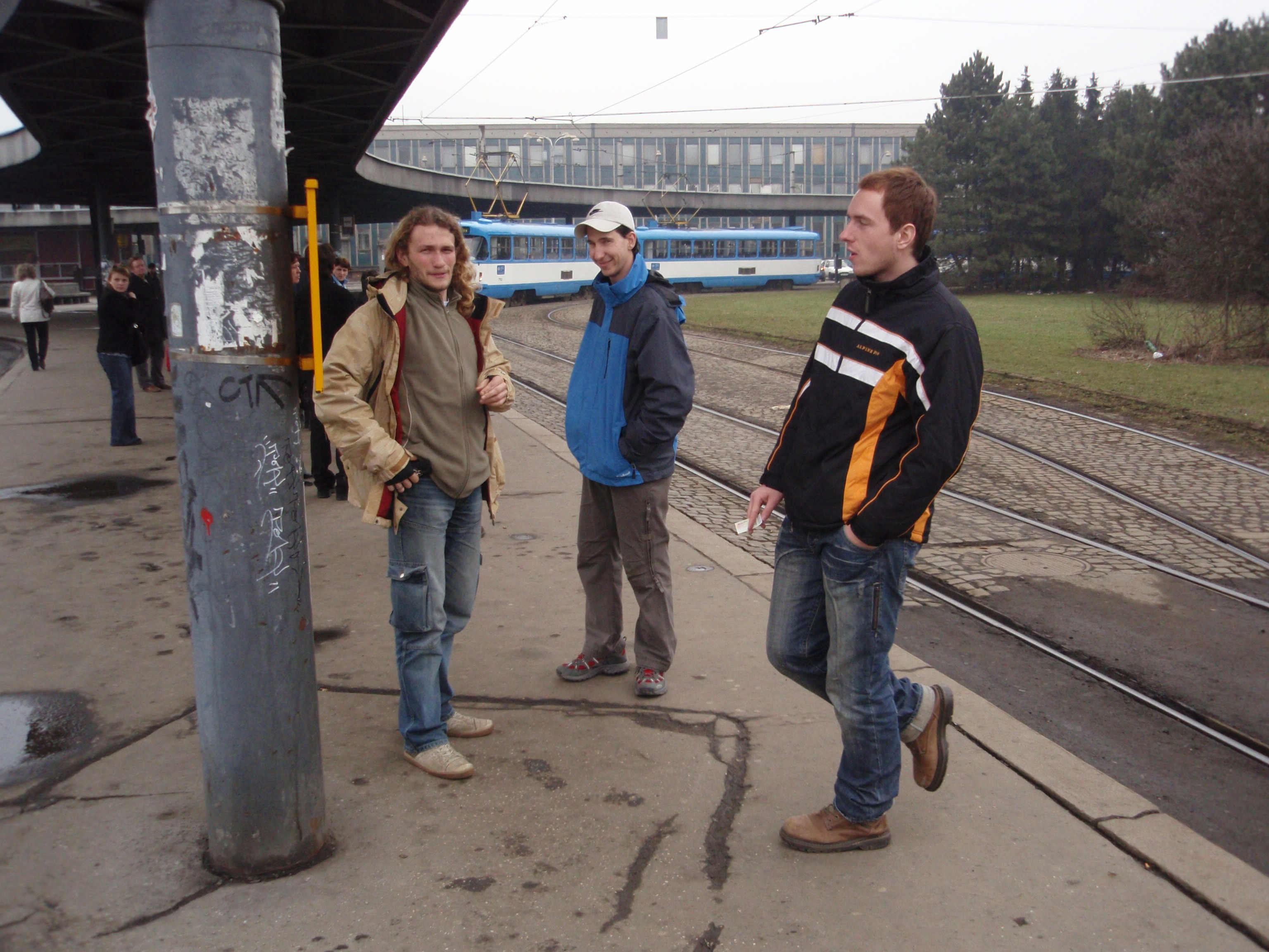 2009 - na ostravském hlavním nádraží čekáme na tramvaj k ČEZ Aréně.jpg