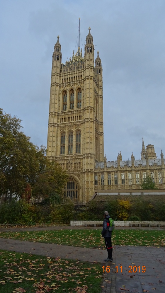 Londýn - pohled ze zahrad na Victoria Tower