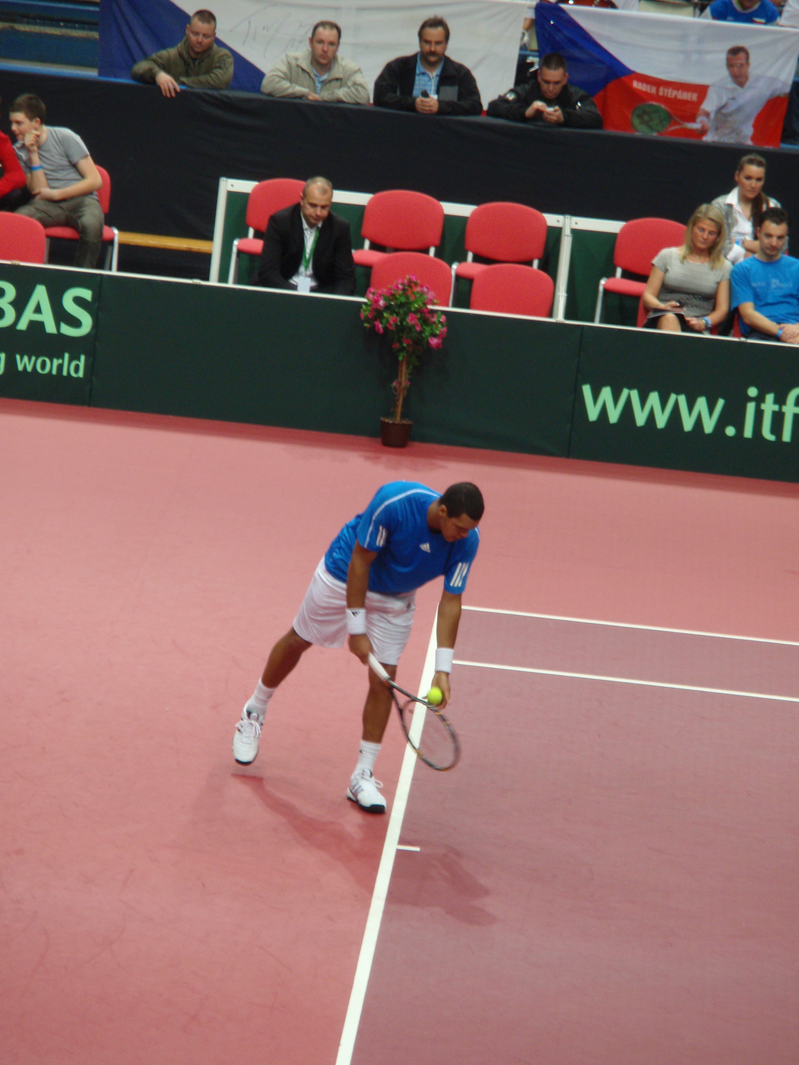 2009 - Tsonga a jeho největší zbraň - dělový servis.JPG