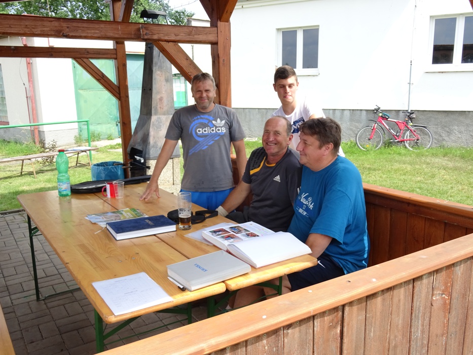 CHLC 2020 - hráči a fanoušci při prohlídce oddílových kronik