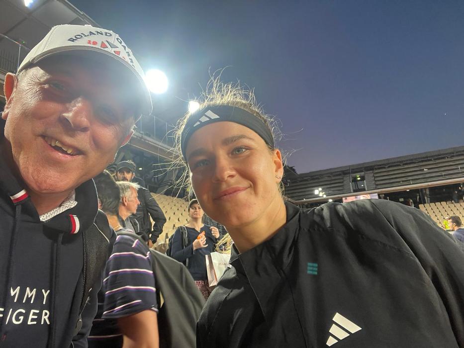 Paříž 2.6.2023 - selfie S. Havlíčka po výhře K. Muchové ve 3. kole