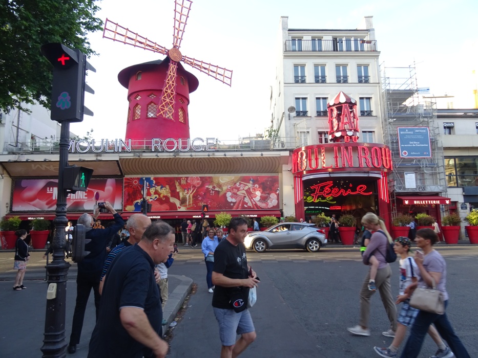 Paříž 29.5.2023 - proslulý kabaret Moulin rouge na Montmartru