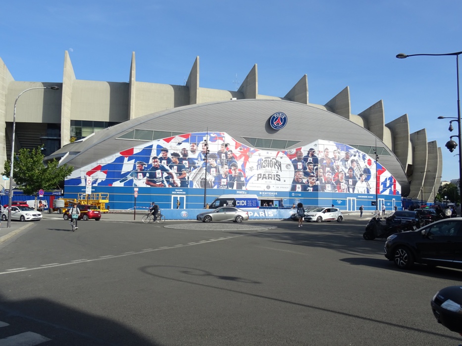 Paříž 30.5.2023 - cesta na kurty z ubytování ve čtvrti Boulogne-Billancourt vedla kolem fotbalového Parku princů