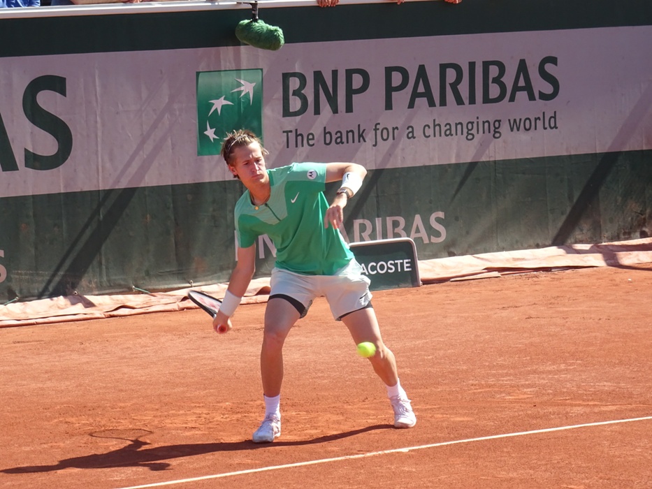 Paříž 31.5.2023 - Sebastian Korda  skončil už v 1. kole na raketě kvalifikanta Ofnera