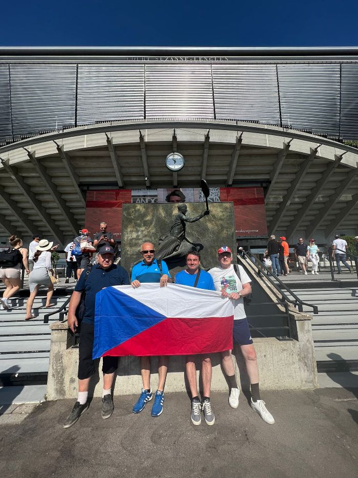 Paříž 31.5.2023 - výprava před dvorcem S. Lenglen