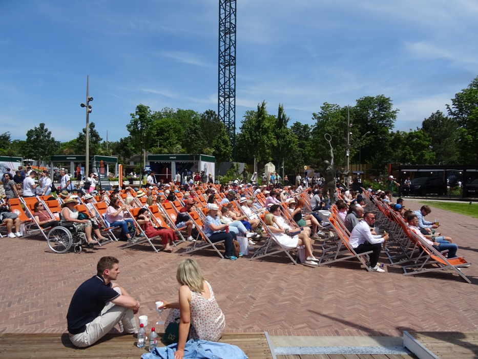 Paříž 1.6.2023 - diváci sledující v lehátku zápas N. Djokovice na obrazovce