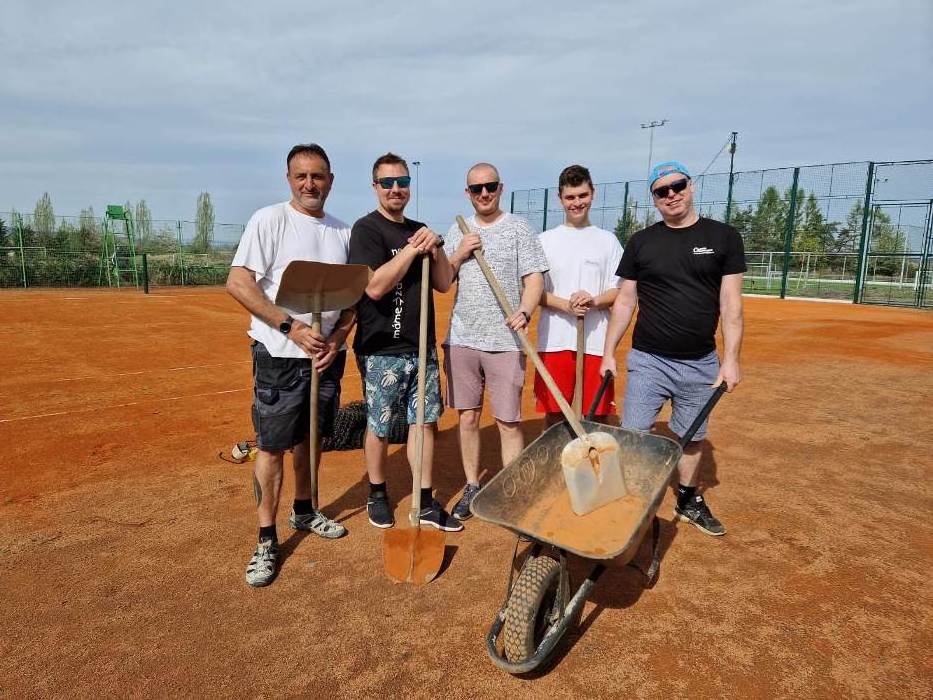 2024 - brigádníci mají kurty připravené