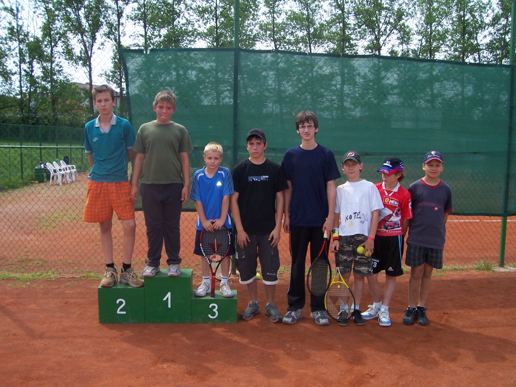 2009 - účastníci na stupních vítězů i pod stupni.jpg