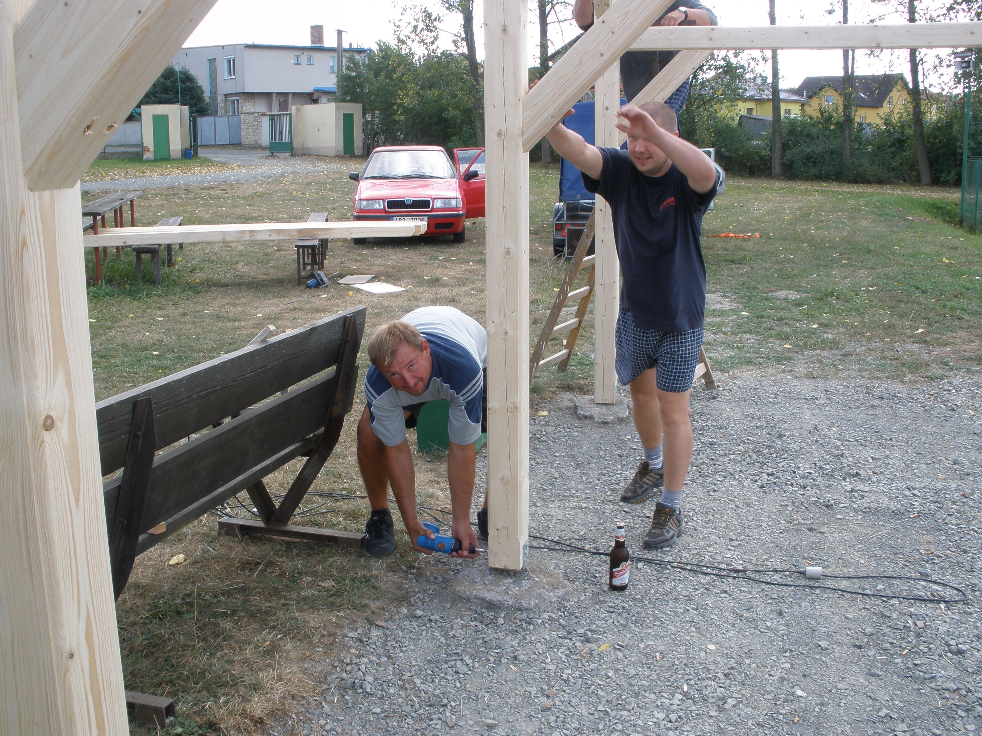 2009 -Vrtání děr k uchycení šroubů v podání V.Matýse.jpg