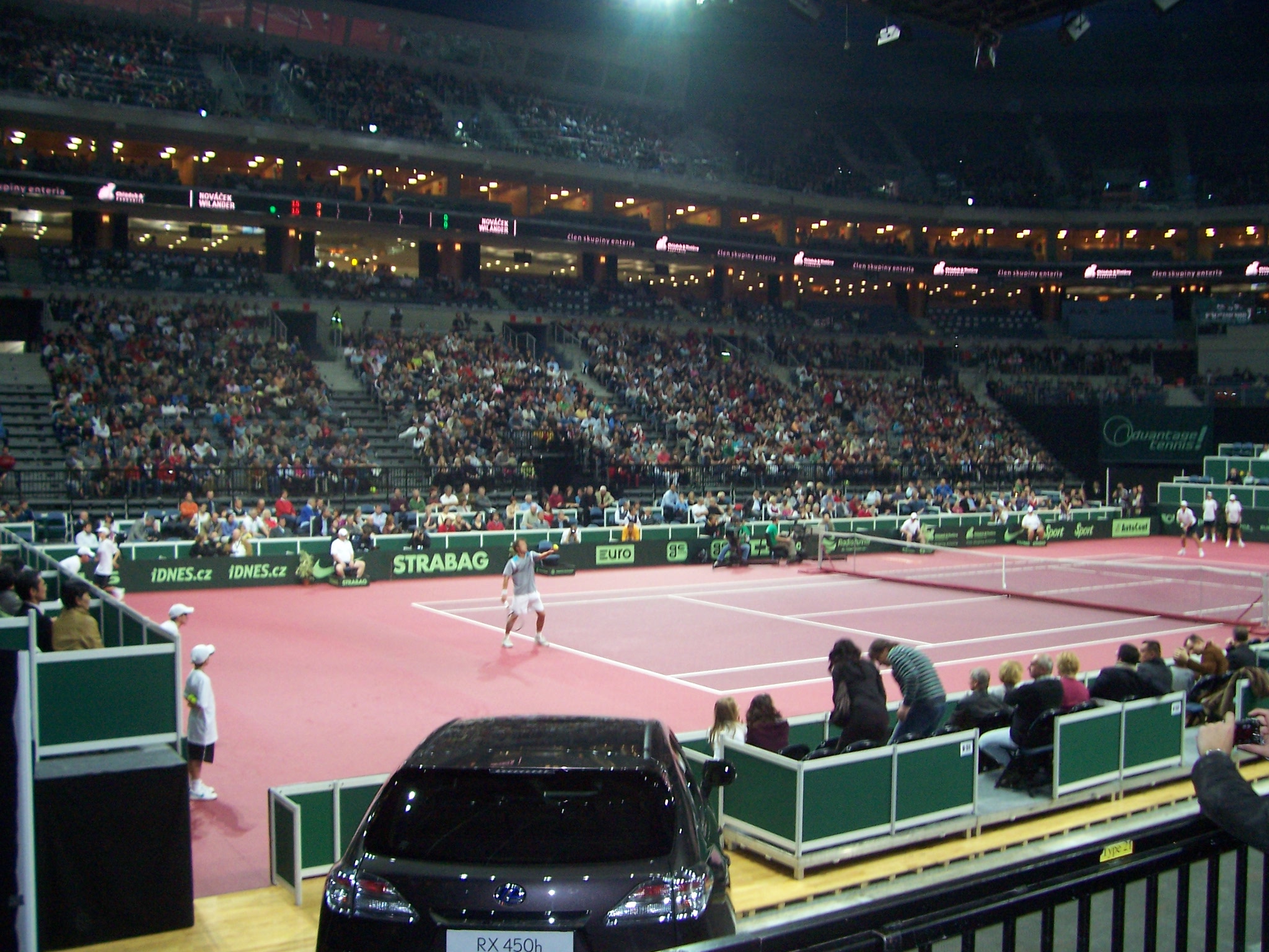 Exhibice Praha 21.11.09 - Wilander na servisu.jpg