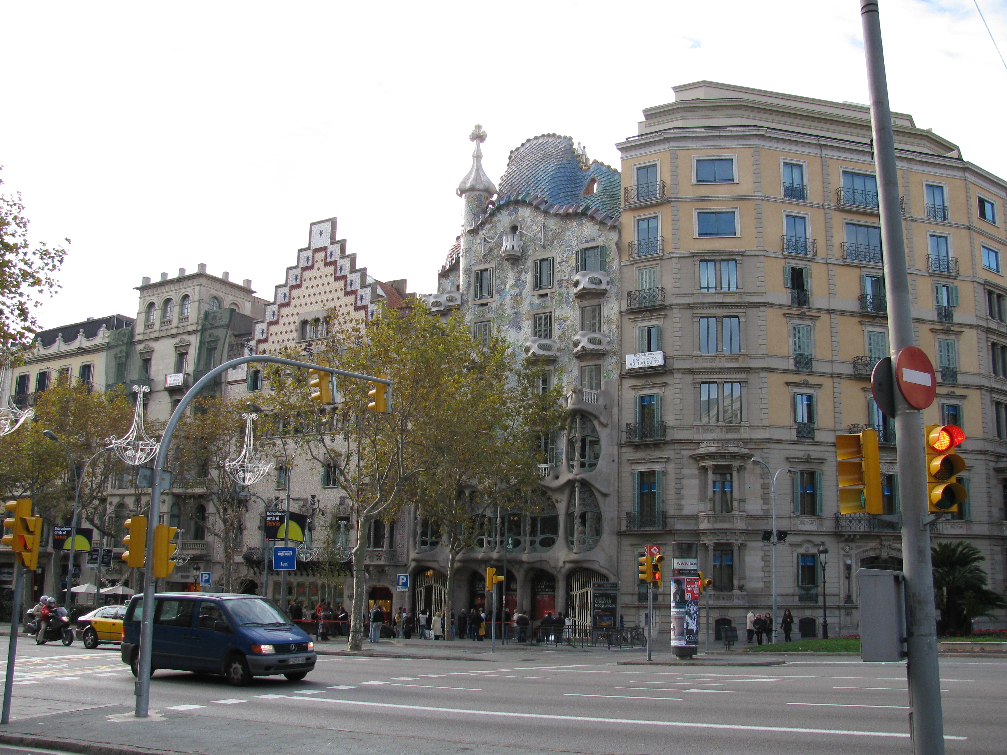 Gaudího dům Casa Batlló zpovzdálí.jpg