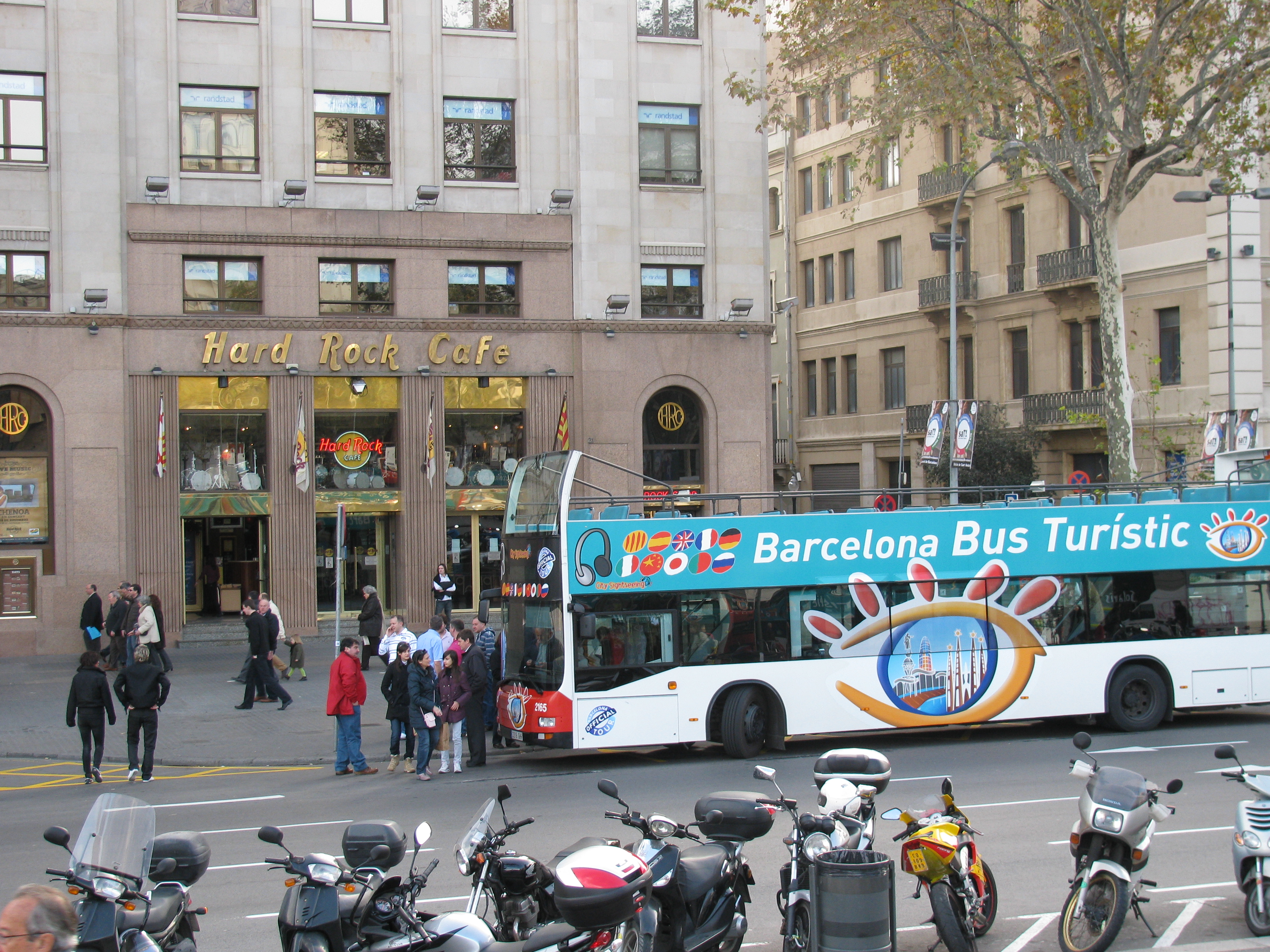 Slavná kavárna Hard Rock Café na Placa Catalunya.jpg