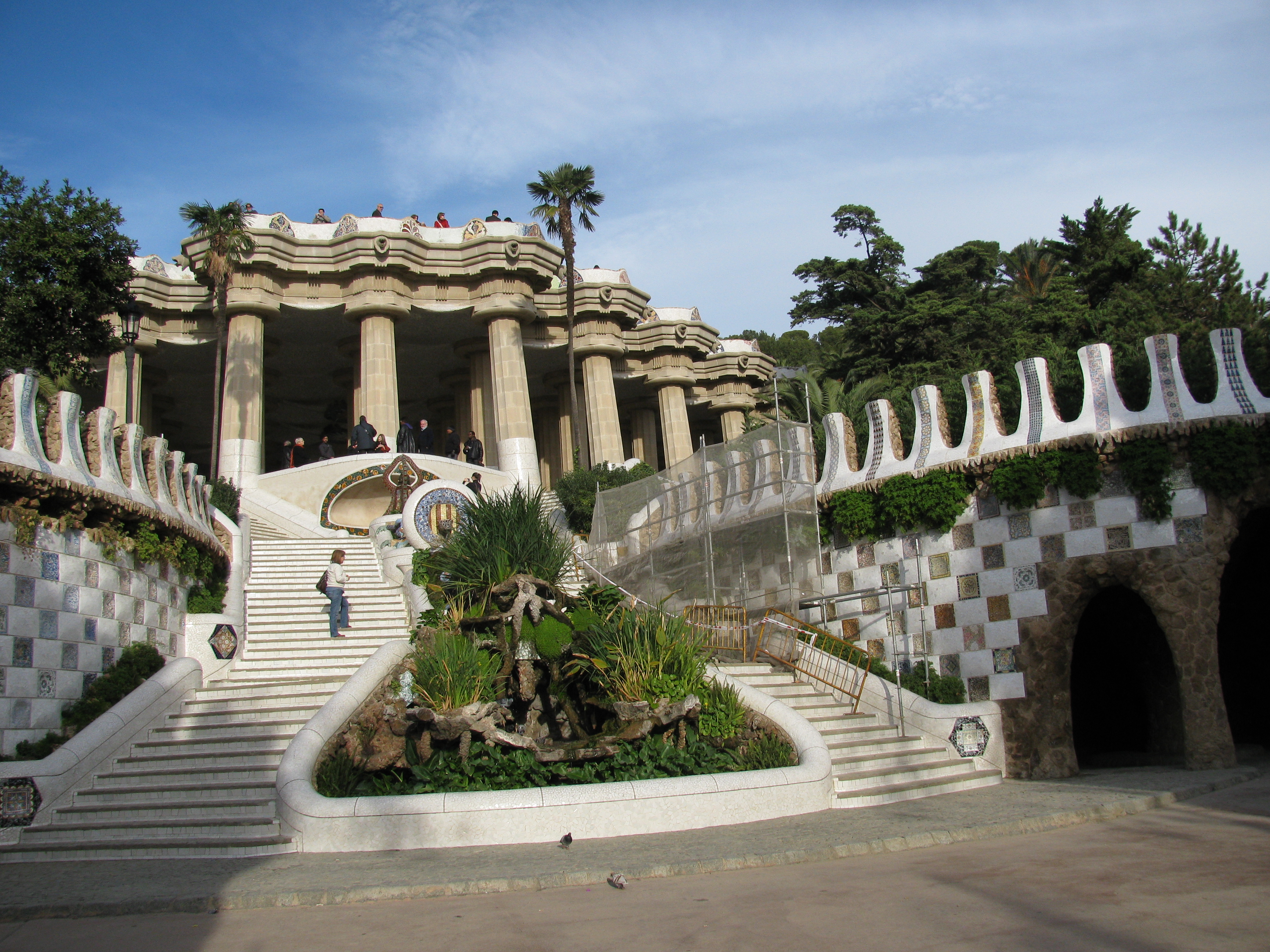 Park Guell - Gaudího mozaiky a Temple Doric.jpg