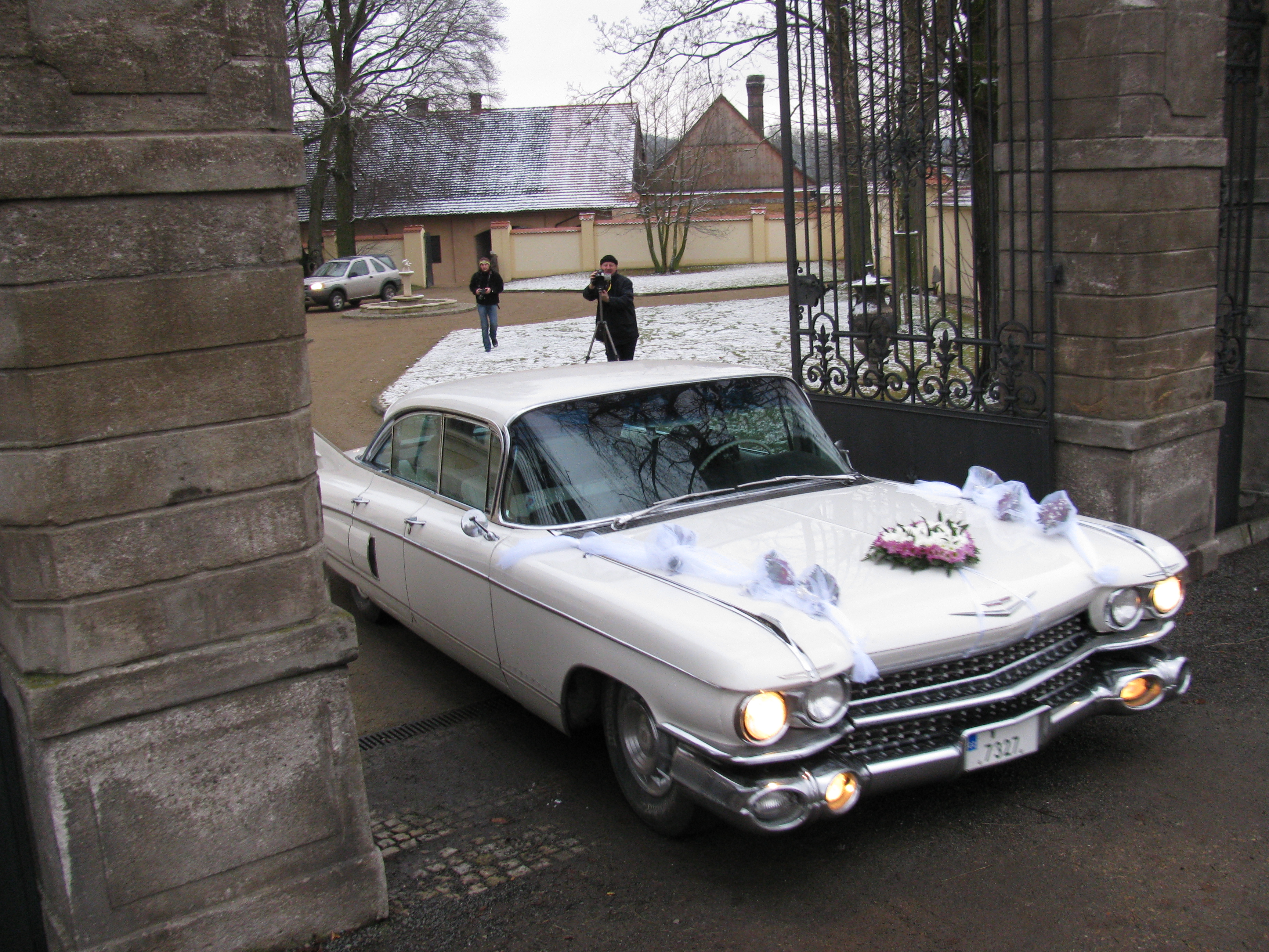 Auto míří na hostinu do Útušic.jpg