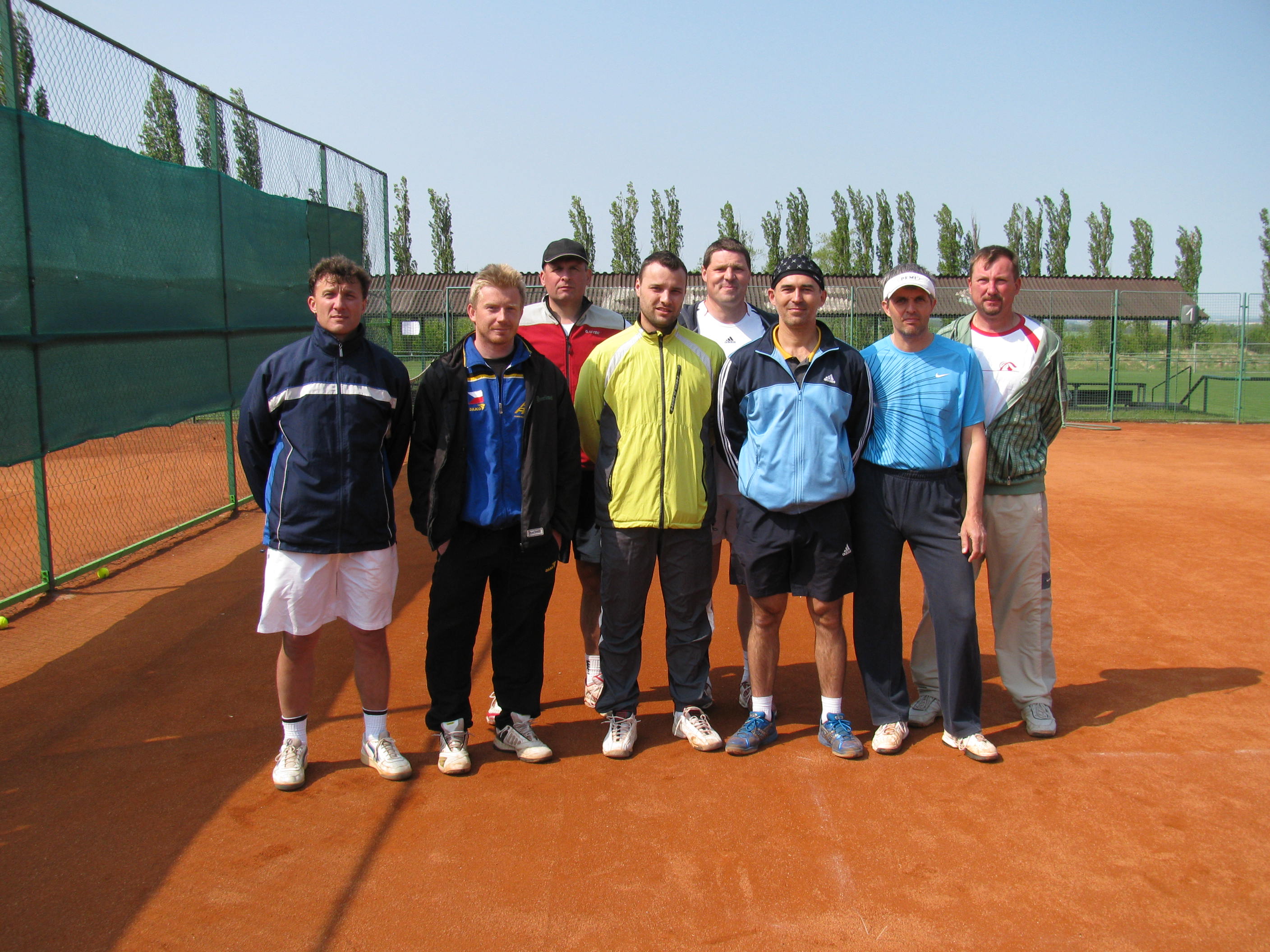 DC 2011 - společný snímek B-týmu se soupeři z Letkova