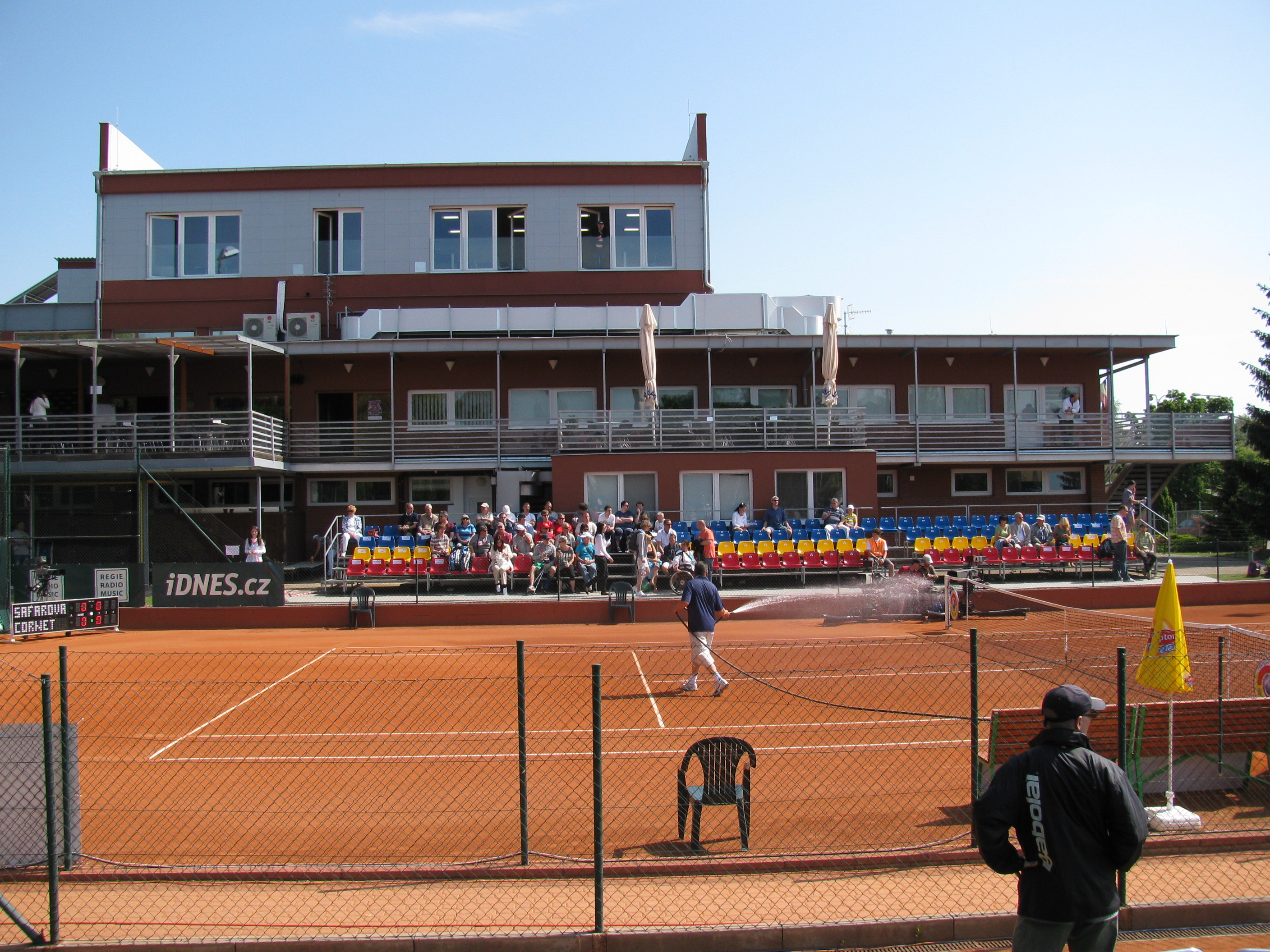 Sparta Open 2012 - úprava centrkurtu před zápasem