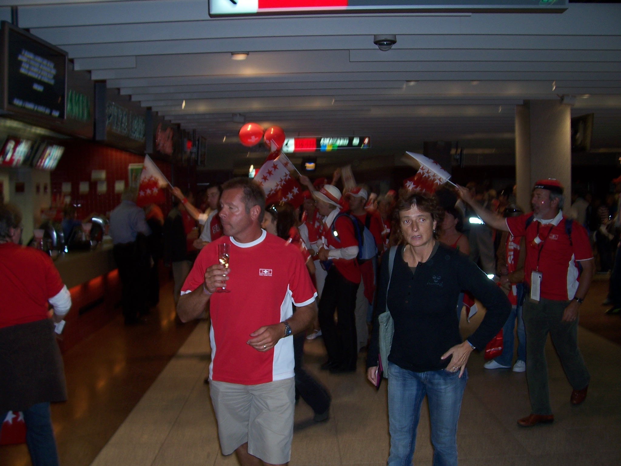 2007 - švýcarští fanoušci před utkáním čtyřhry.jpg