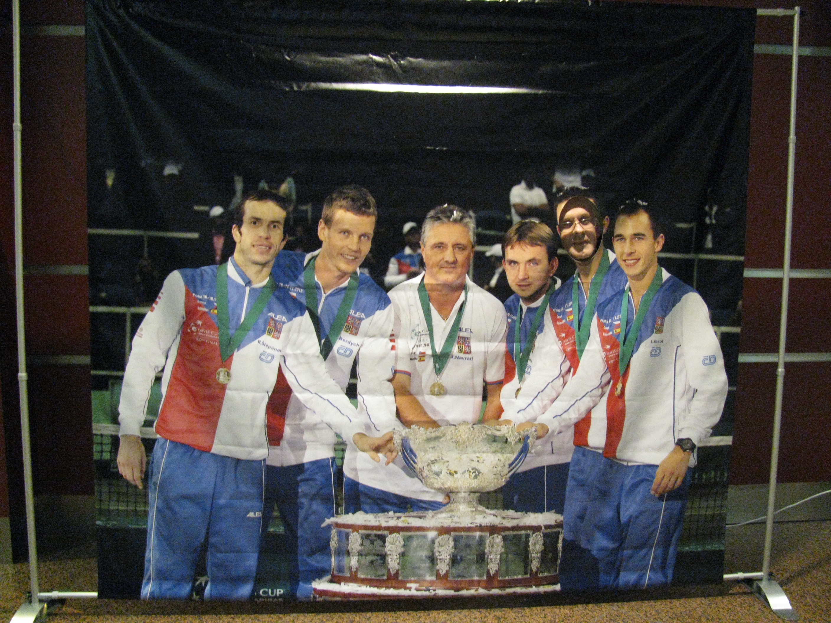 2013 - fotka předsedy oddílu s Davisovým pohárem a jeho vítězi