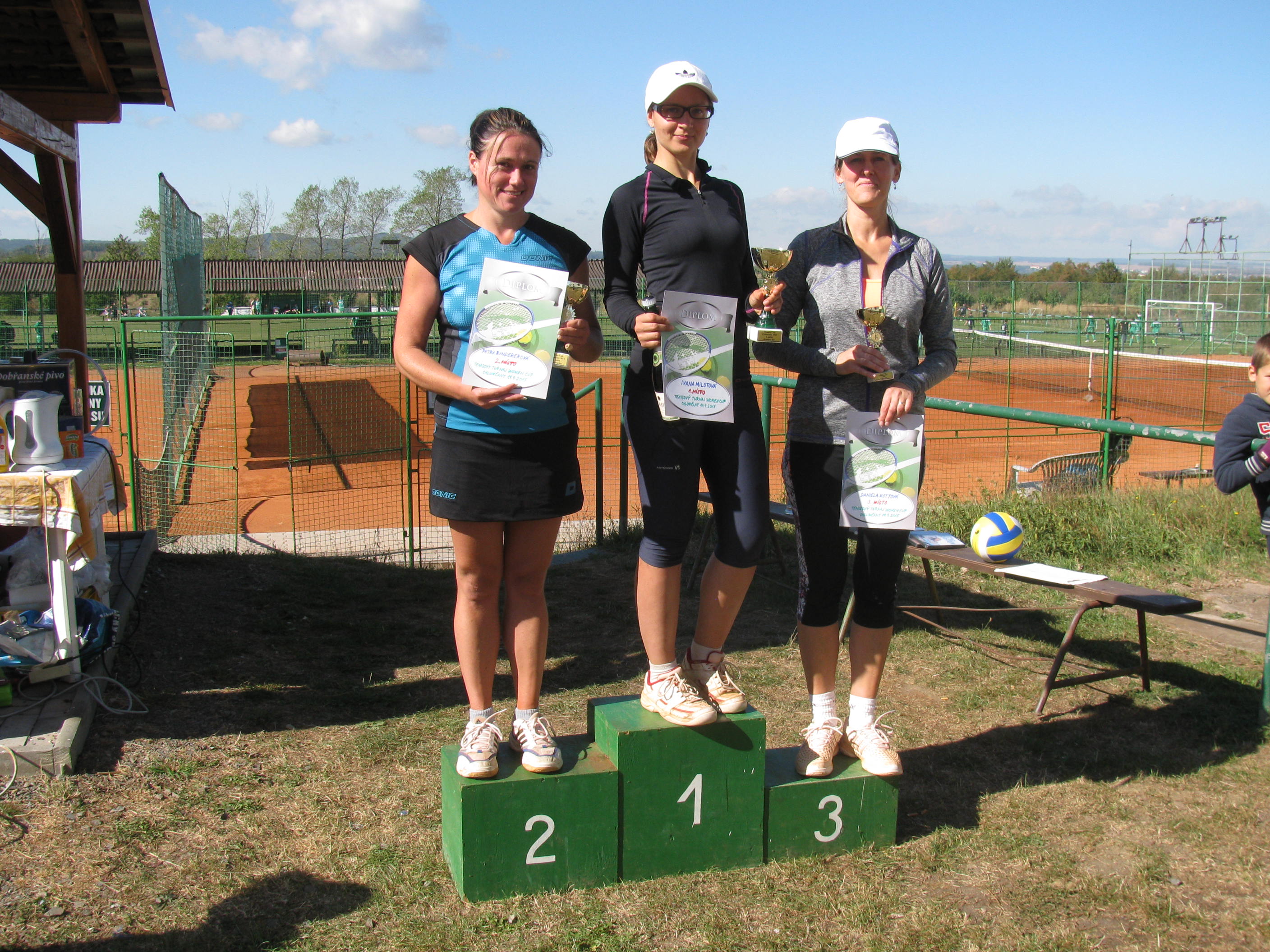 Women Cup 2015 - na stupních vítězů s poháry a diplomy