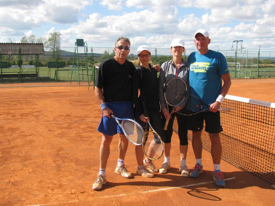 Mix Cup 2015 - po boji o 2. místo - odleva Jiří Vaněček, Ivana Milotová, Daniela a Robert Kottovi