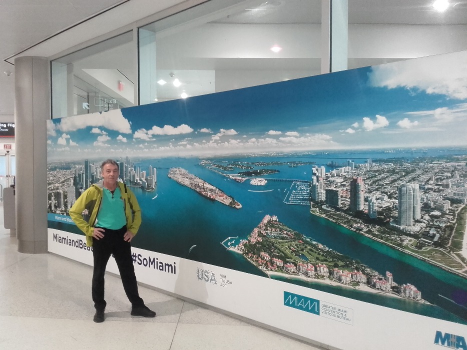 J.Vaněček - čekání na letišti ve Frankfurtu na odlet do Miami