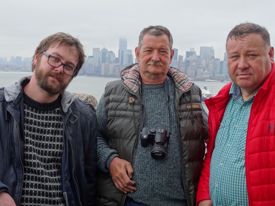 New York - J.Hodinář, L.Kobera a K.Hodinář a Manhattan v pozadí