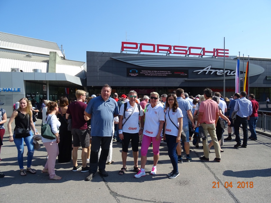 Fronty před vstupem do objektu Porsche arény