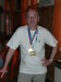Oslavenec I.Regner s tričkem, medailí a průkazem tenisty.JPG
